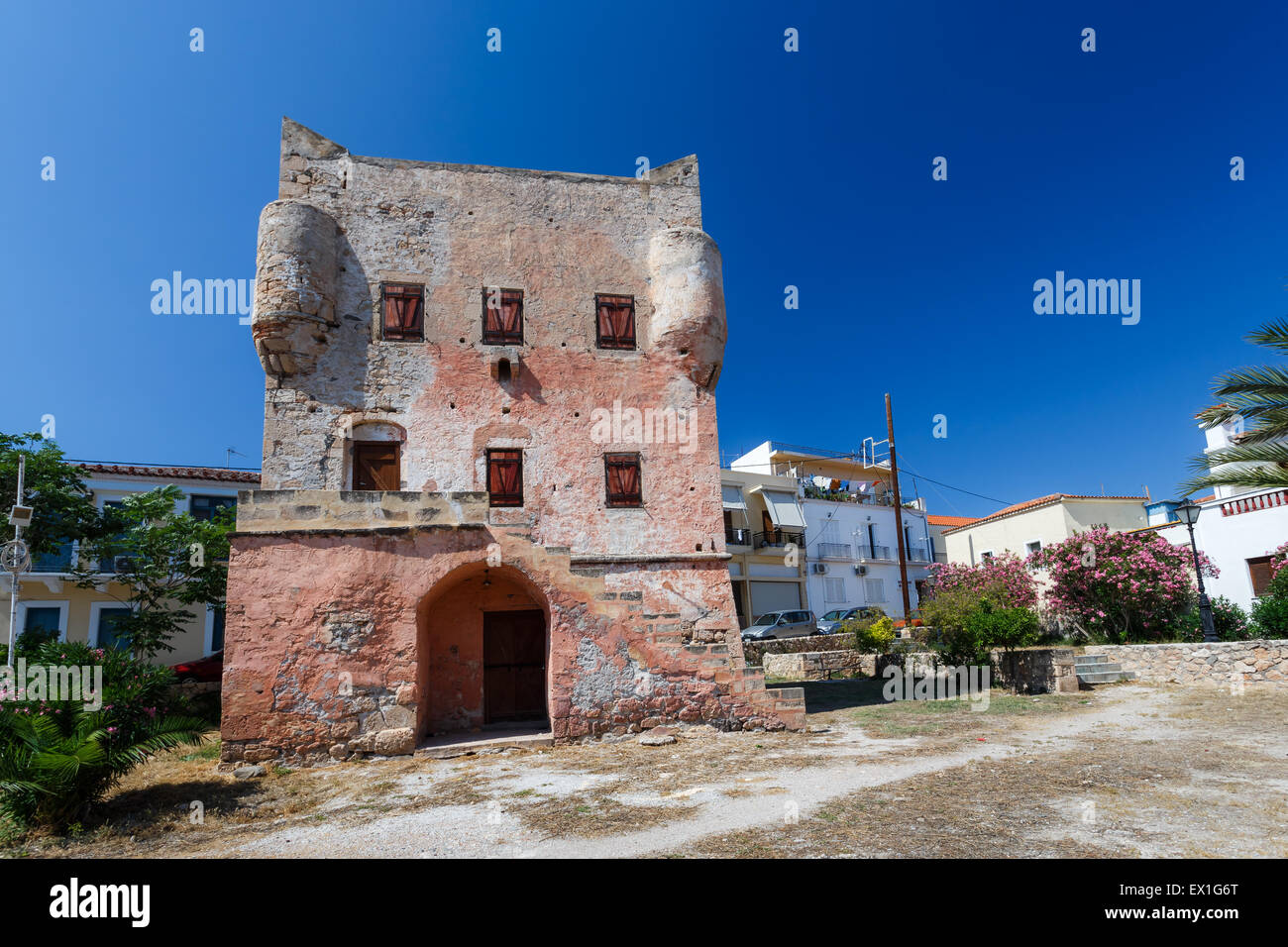 Markelos, ancienne tour rouge dans la ville d'Egine, île d'Egine en Grèce Banque D'Images