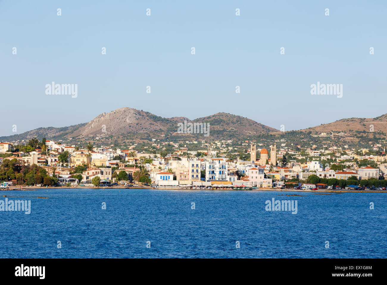 Port d''Égine contre un ciel bleu dans le golfe Saronique en Grèce Banque D'Images