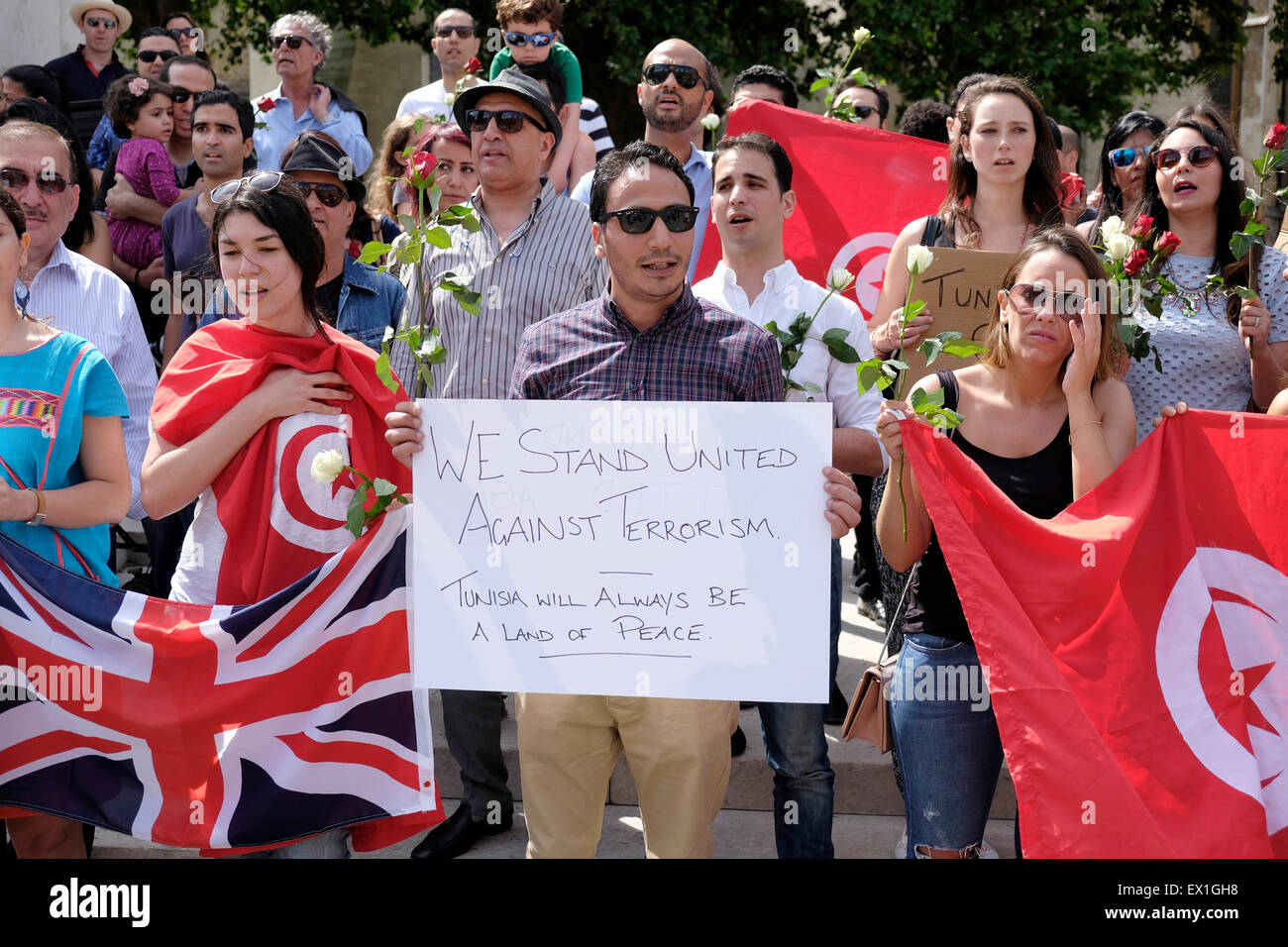 Tenir les manifestants d'une plaque de la lecture de ' nous sommes unis contre le terrorisme, la Tunisie sera toujours une terre de paix' Banque D'Images