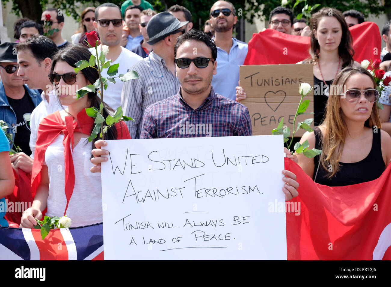 Tenir les manifestants d'une plaque de la lecture de ' nous sommes unis contre le terrorisme, la Tunisie sera toujours une terre de paix' Banque D'Images