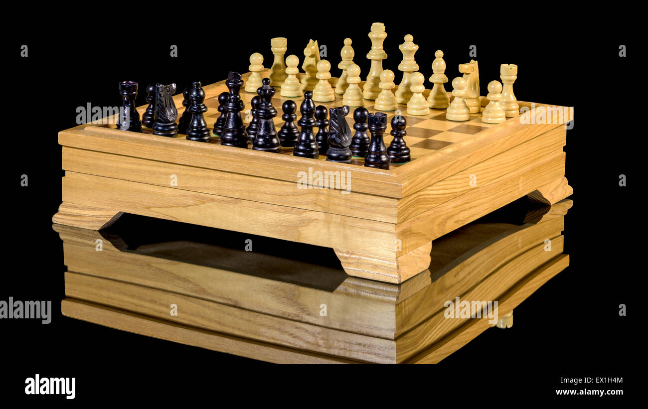 Jeu d'échecs sur un conseil de jeu en bois Banque D'Images