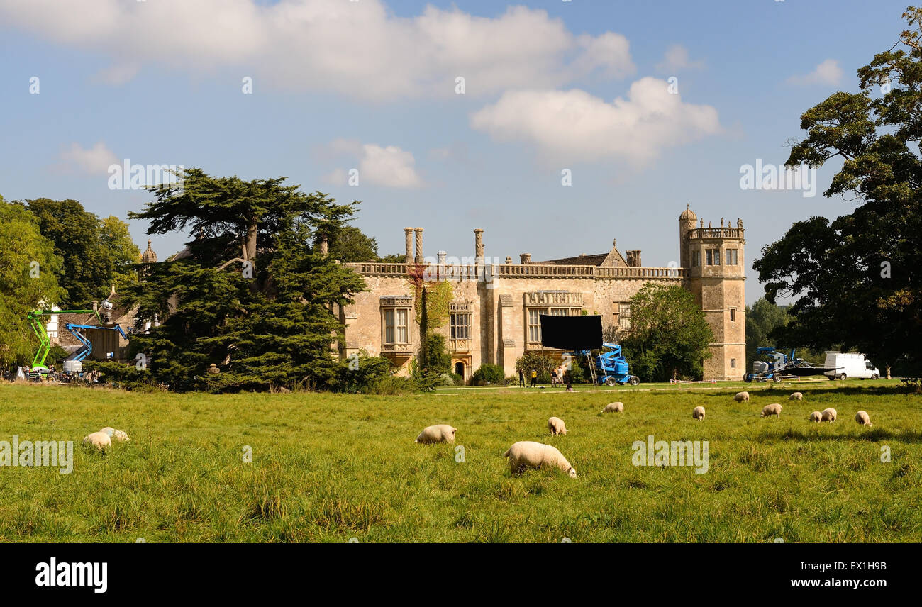 Tournage en cours à l'abbaye de Lacock, vus de la voie publique. Banque D'Images