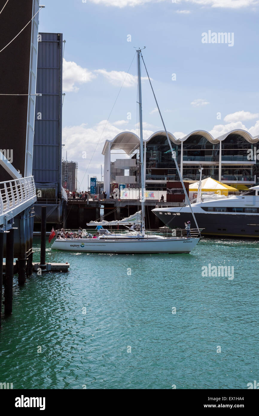 Le Viaduct Harbour Bridge soulève pour permettre un grand yacht mâts à voile hors du port. Auckland, Nouvelle-Zélande. Banque D'Images