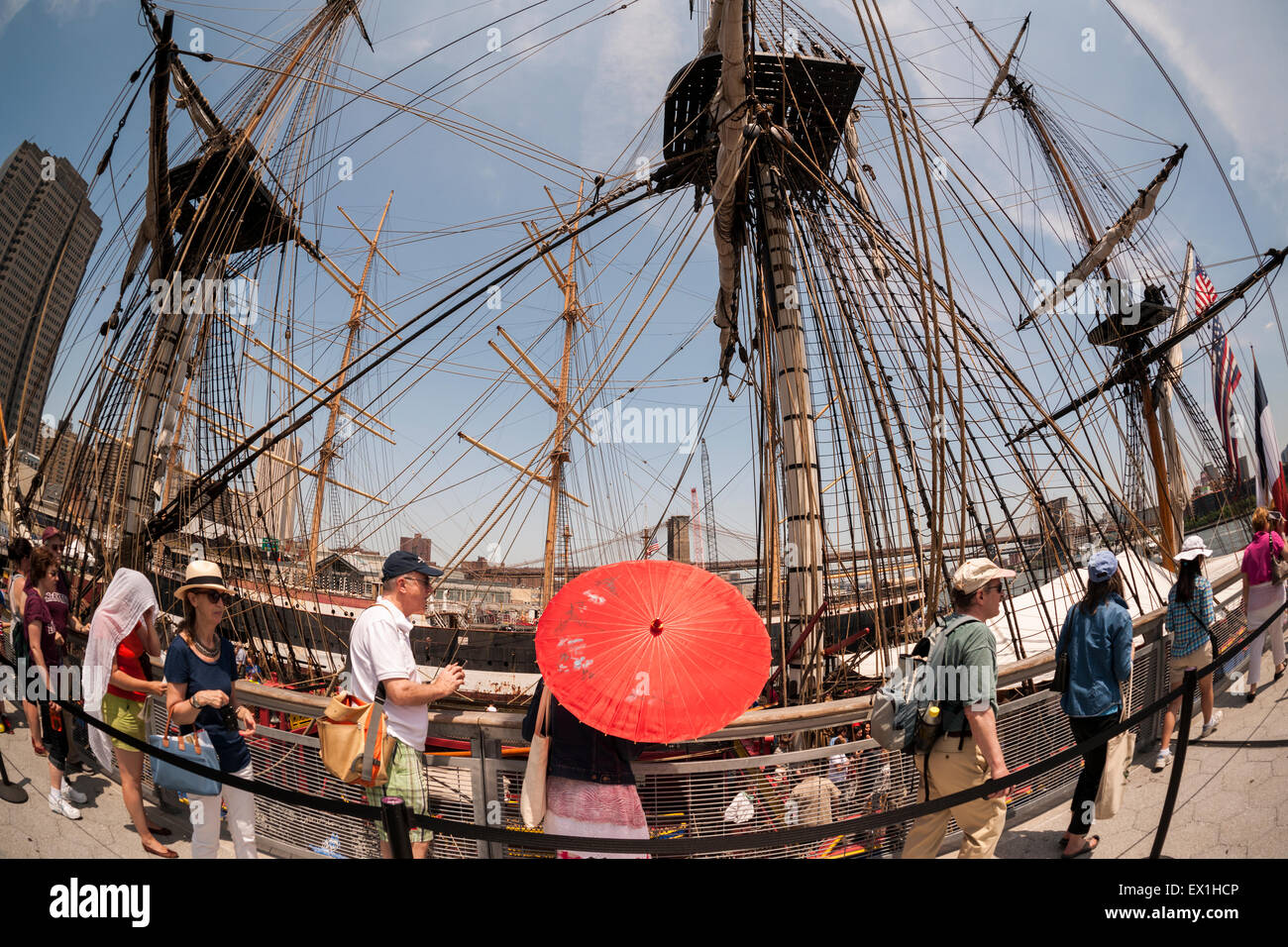 Des centaines de visiteurs line jusqu'à bord de l'Hermione accosté sur l'East River à New York, le vendredi 3 juillet 2015. Il est une réplique de la frégate du 18ème siècle qui a porté le Général français le marquis de Lafayette en Amérique pour aider à la guerre d'indépendance de la Grande-Bretagne. Il participera à la fête du 4 juillet et de poursuivre ses voyages sur la côte est et sur le Canada. (© Richard B. Levine) Banque D'Images