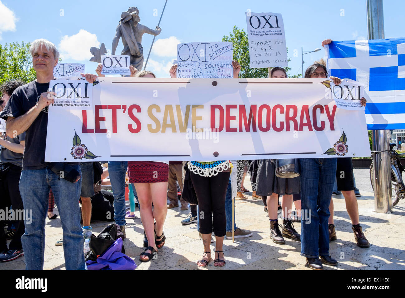 Bristol, Royaume-Uni, 4 juillet 2015. Les protestataires sont représentés tenant des panneaux anti-austérité et des pancartes disant ox pas au cours d'une manifestation à l'appui de l'appel d'un des gouvernements grecs Pas de vote du référendum. le renflouement du dimanche Credit : lynchpics/Alamy Live News Banque D'Images