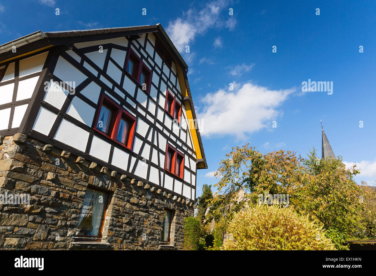 Maison Half-Timbered et église de Einruhr, dans l'Eifel, Allemagne Banque D'Images
