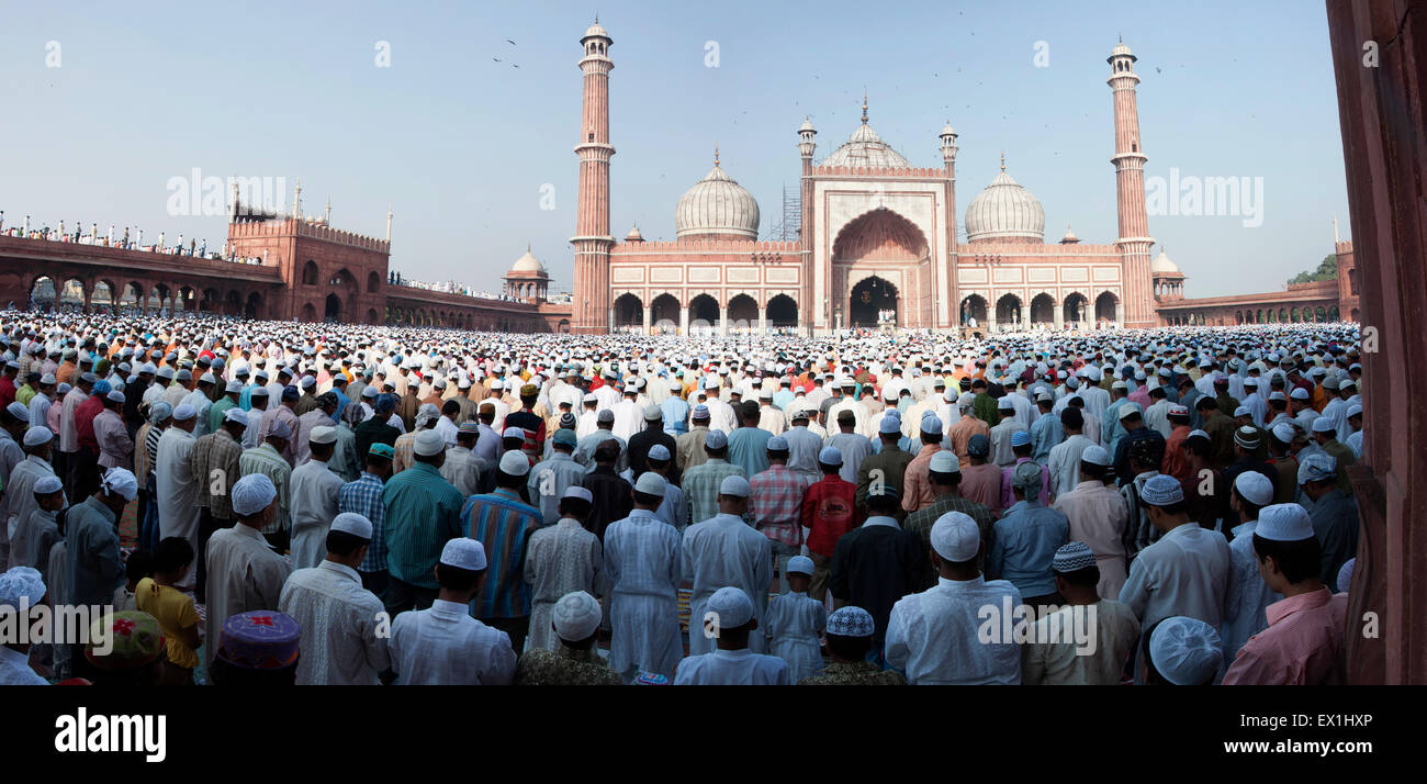 Vue panoramique tourné de la fête de l'Eid-ul-Fitr célébrée à la mosquée Jama Masjid dans la vieille ville de Delhi, Inde. Banque D'Images