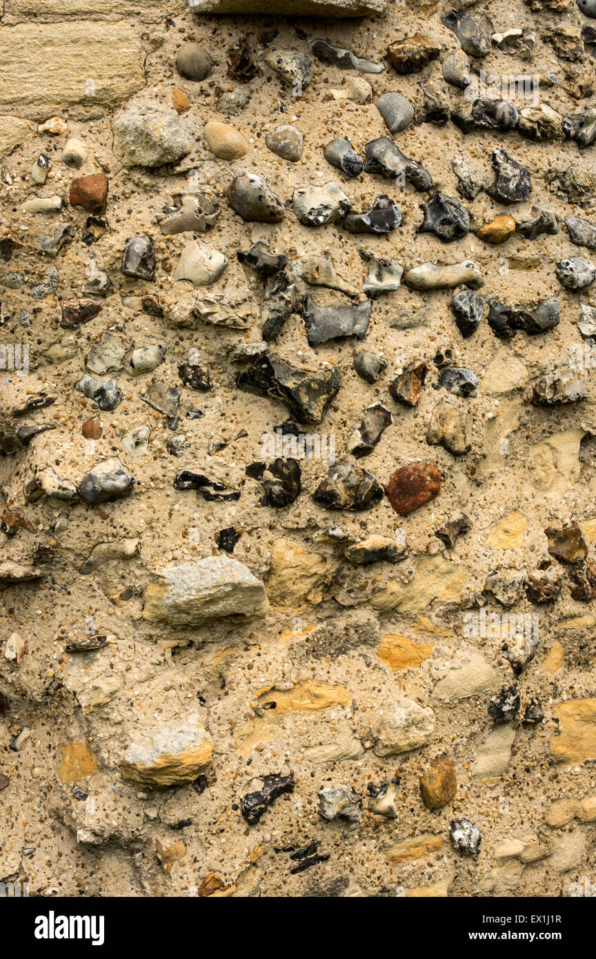 Une partie du mur de Bungay Château,fait principalement de flint et le mortier, c'est probablement l'un des murs d'origine construit en 1100. Banque D'Images