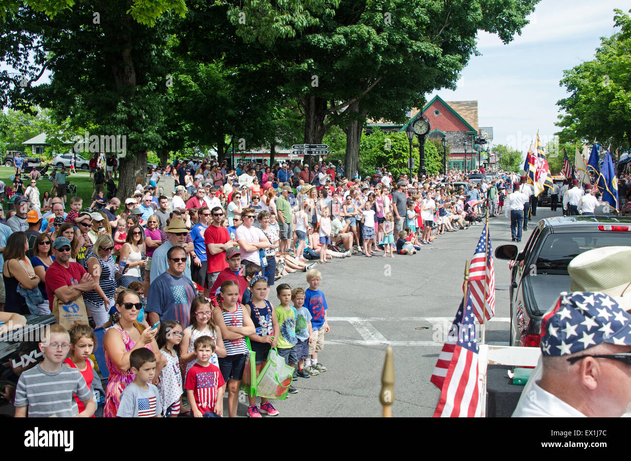 BAR Harbor, Maine, USA, 4 juillet 2015. Ligne foule Rue principale à regarder le défilé du jour de l'indépendance. Crédit : Jennifer Booher/Alamy Live News Banque D'Images