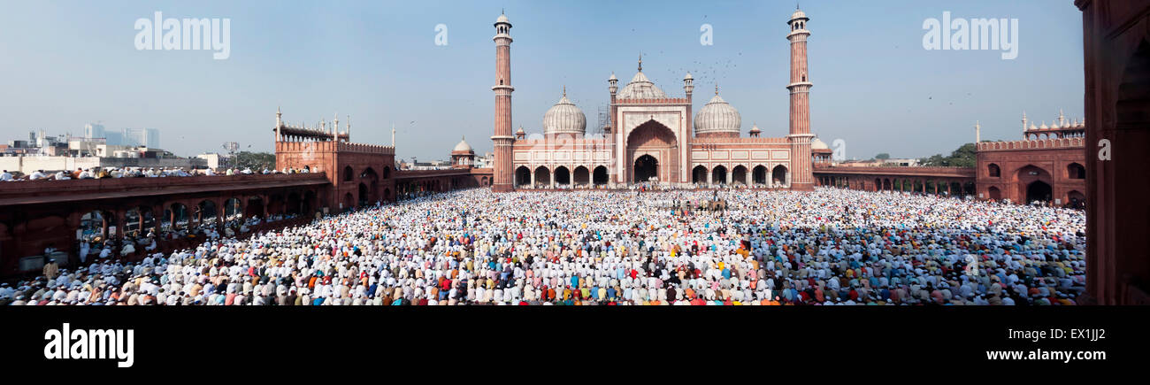 Vue panoramique tourné de la fête de l'Eid-ul-Fitr célébrée à la mosquée Jama Masjid dans la vieille ville de Delhi, Inde. Banque D'Images