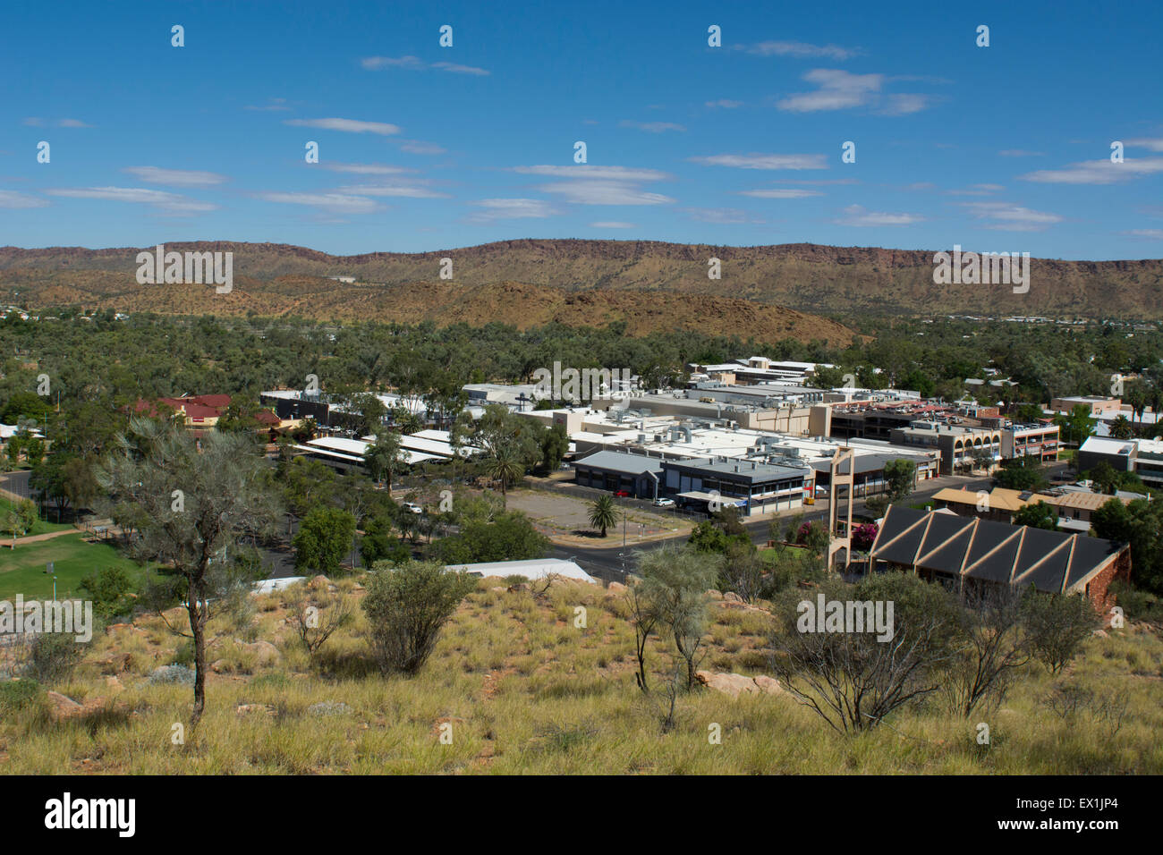 L'Australie, Alice Springs, NT. Anzac Hill sommaire point. Vue sur le centre-ville de Alice Springs à partir de Anzac Hill. Banque D'Images