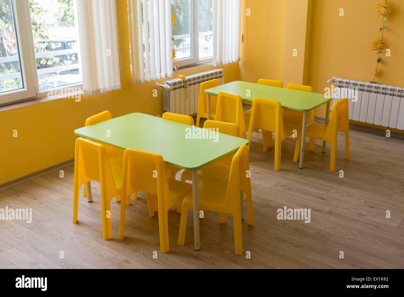 Classe de maternelle avec de petites tables et chaises pour les enfants. Banque D'Images