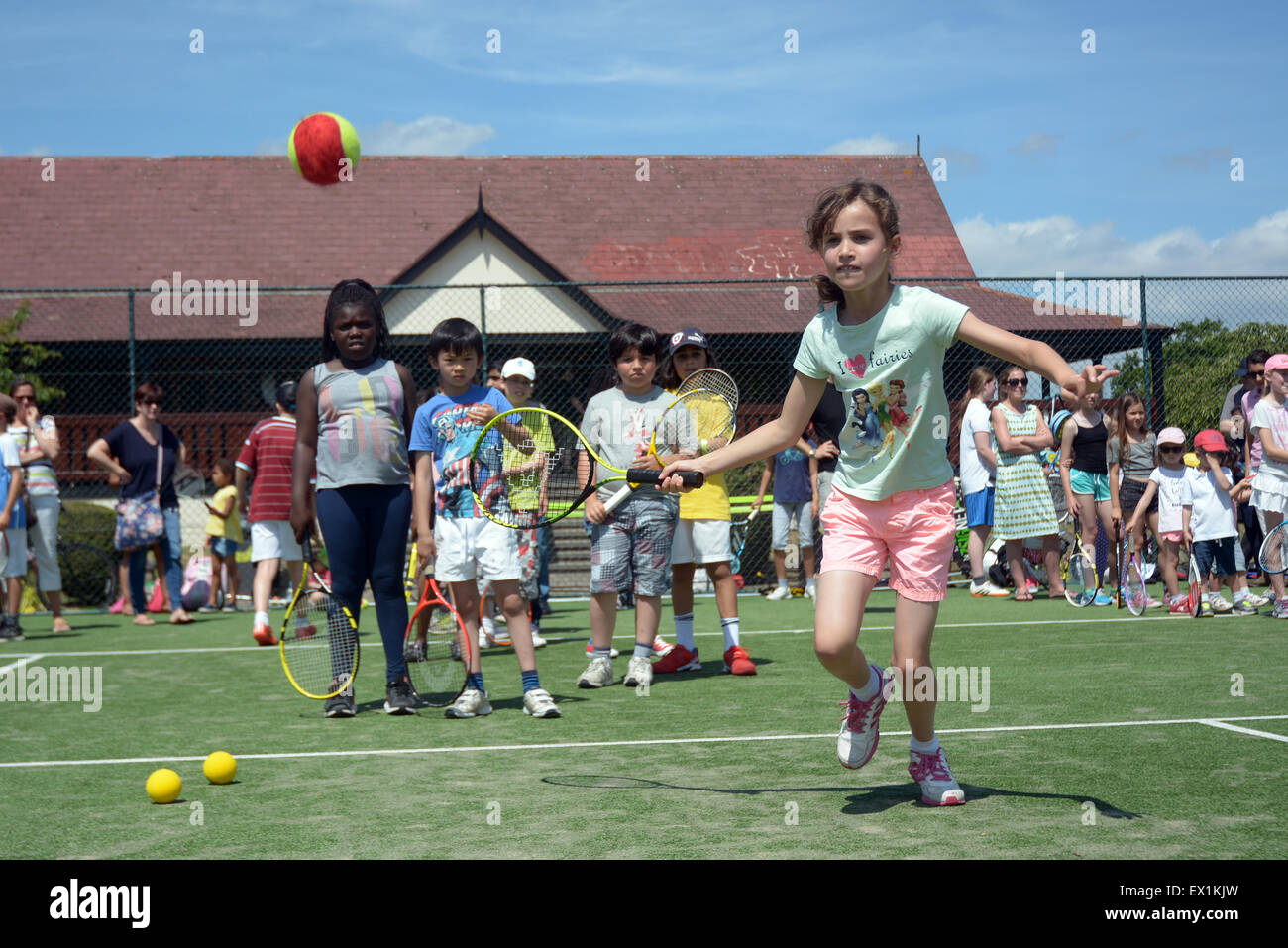 Les enfants jusqu'à la ligne avec succès à Wimbledon tennis stars britanniques Park à mi-chemin du tennis de Wimbledon Banque D'Images