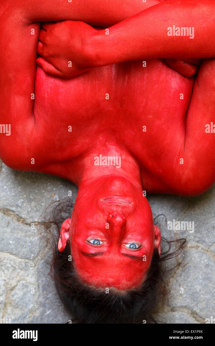 PETA activiste et AnimaNaturalis protester à Pampelune. 4e de juillet. 2015. Avant de San Fermín. L'Espagne. L'Europe Banque D'Images