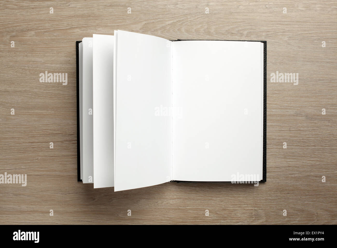 Livre ouvert sur un bureau Banque D'Images