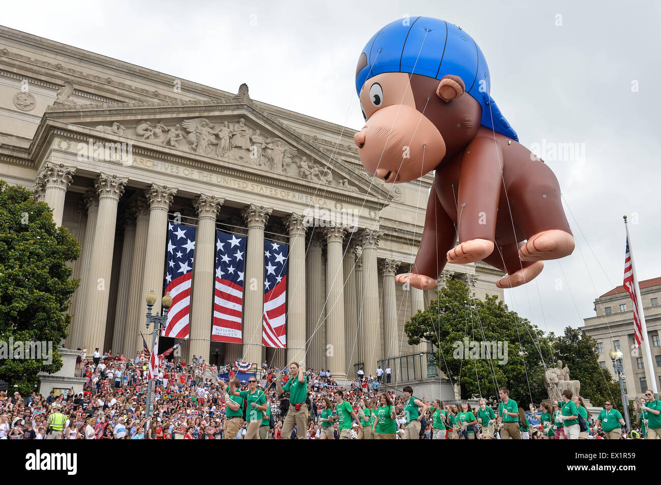 Washington, DC, USA. 4 juillet, 2015. Les gens prennent part au défilé du jour de l'indépendance à Washington, DC, la capitale des États-Unis, le 4 juillet 2015. Les États-Unis a célébré son 239e jour de l'indépendance, le samedi. Credit : Bao Dandan/Xinhua/Alamy Live News Banque D'Images