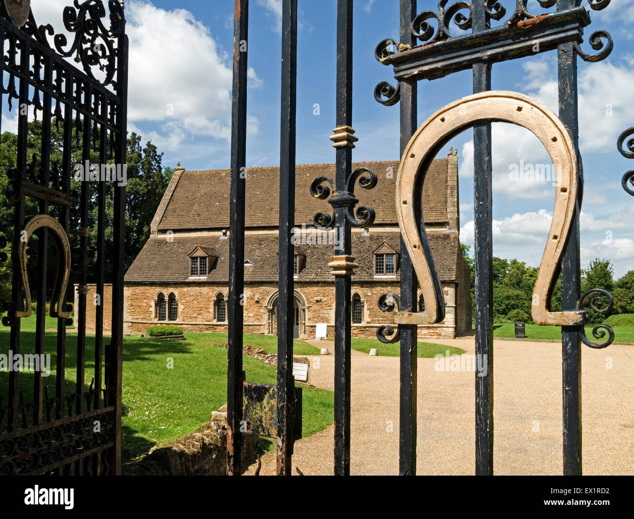 Golden horseshoe sur la porte de fer forgé noir Château d'Oakham, avec grande salle au-delà, Oakham, Rutland, England, UK. Banque D'Images