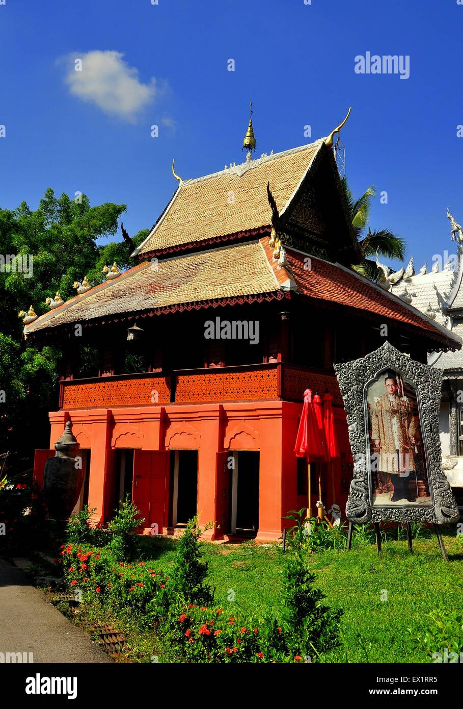 Chiang Mai, Thaïlande : Référentiel rouge chinois et de la bibliothèque portrait encadré de roi Bumibhol à Wat Sri Suphan * Banque D'Images