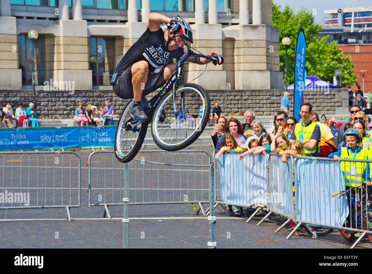 Stunt cyclist jumping un pôle à Sky Ride bike event, Bristol, Royaume-Uni Banque D'Images