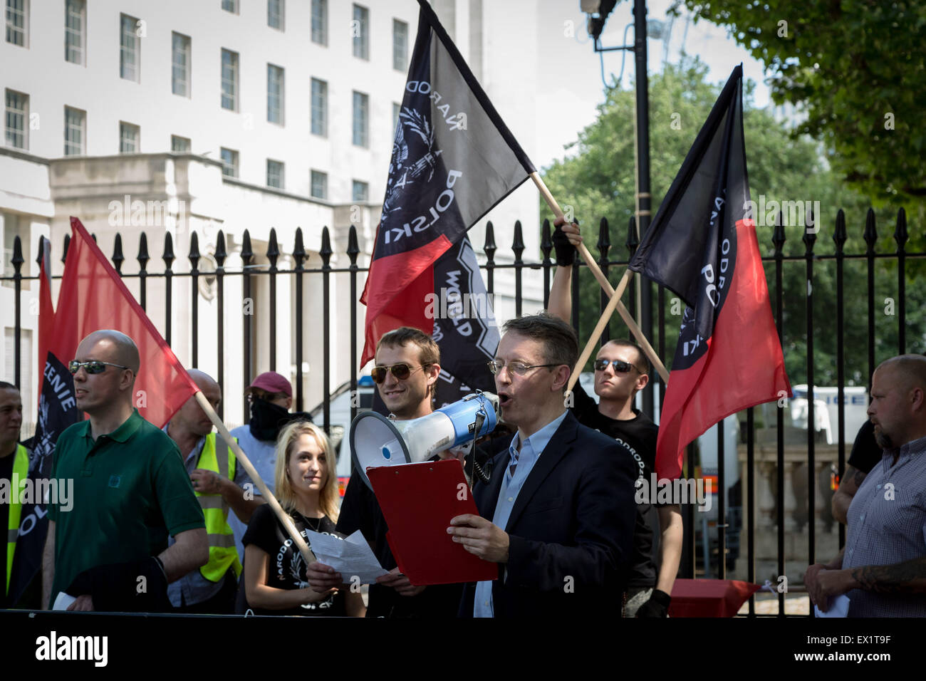 Londres, Royaume-Uni. 4 juillet, 2015. Groupe d'extrême droite aube nouvelle scène de protestation anti-juif en face de Downing Street Crédit : Guy Josse/Alamy Live News Banque D'Images