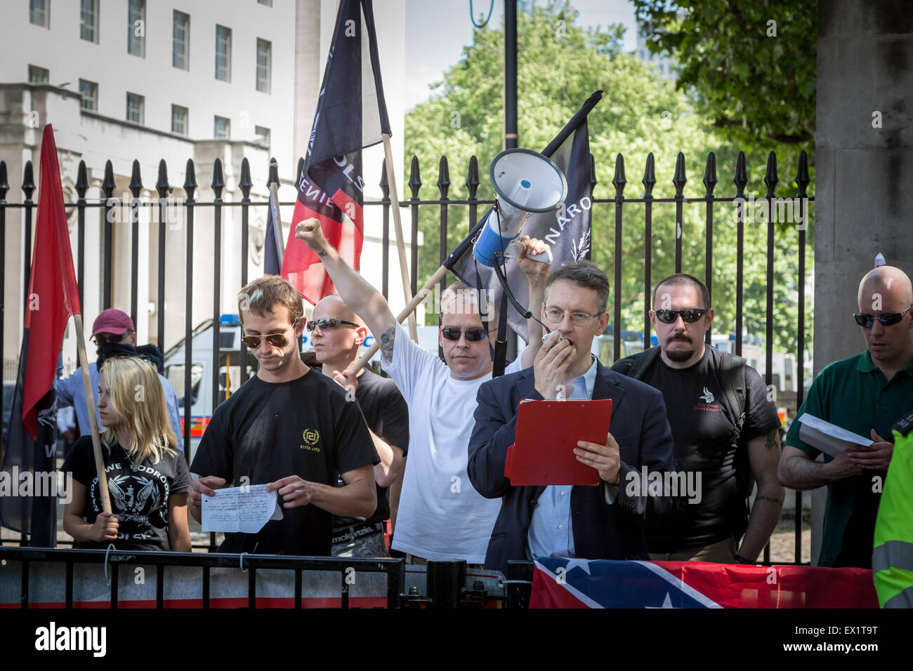 Londres, Royaume-Uni. 4 juillet, 2015. Groupe d'extrême droite aube nouvelle scène de protestation anti-juif en face de Downing Street Crédit : Guy Josse/Alamy Live News Banque D'Images