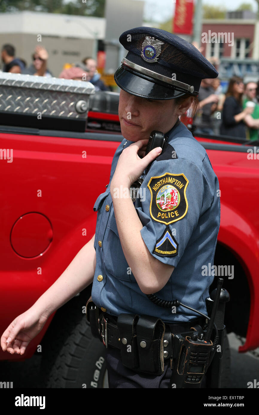 Jeune femme travaillant au cours de Gay Pride Parade à Northampton, MA. Banque D'Images