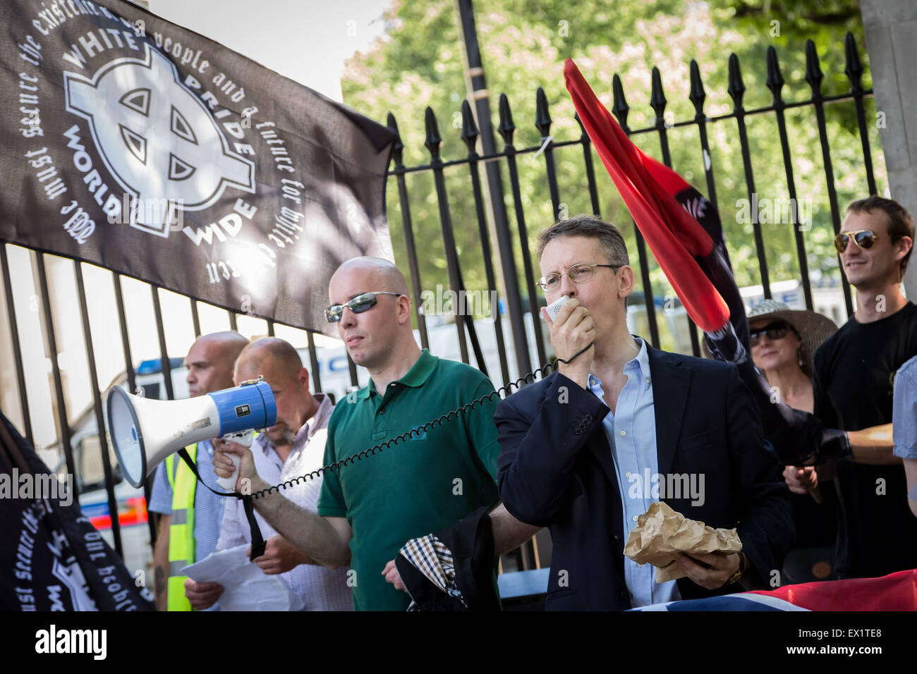 Londres, Royaume-Uni. 4 juillet, 2015. Groupe d'extrême droite aube nouvelle scène de protestation anti-juif en face de Downing Street Crédit : Guy Josse/Alamy Live News Banque D'Images