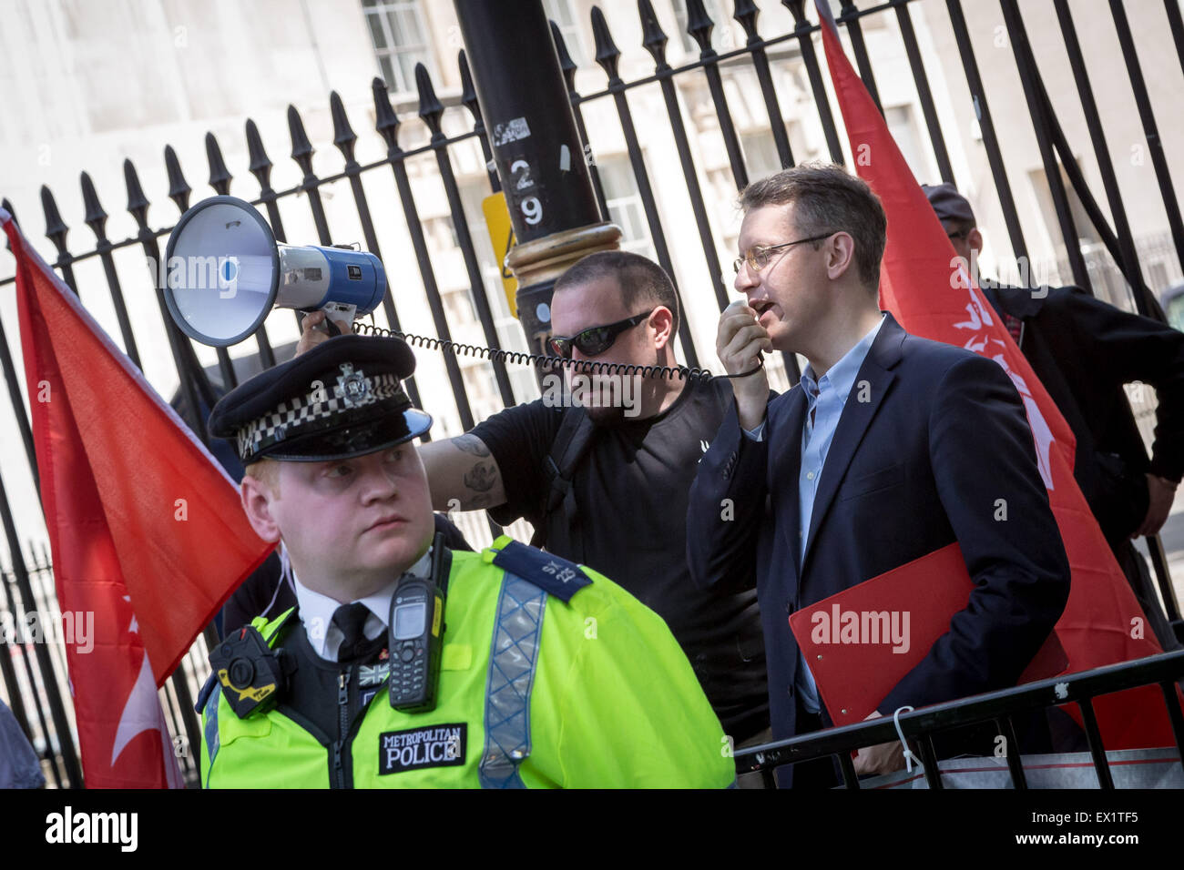 Londres, Royaume-Uni. 4 juillet, 2015. Groupe d'extrême droite aube nouvelle scène de protestation anti-juif en face de Downing Street Crédit : Guy Josse/Alamy Live News Banque D'Images