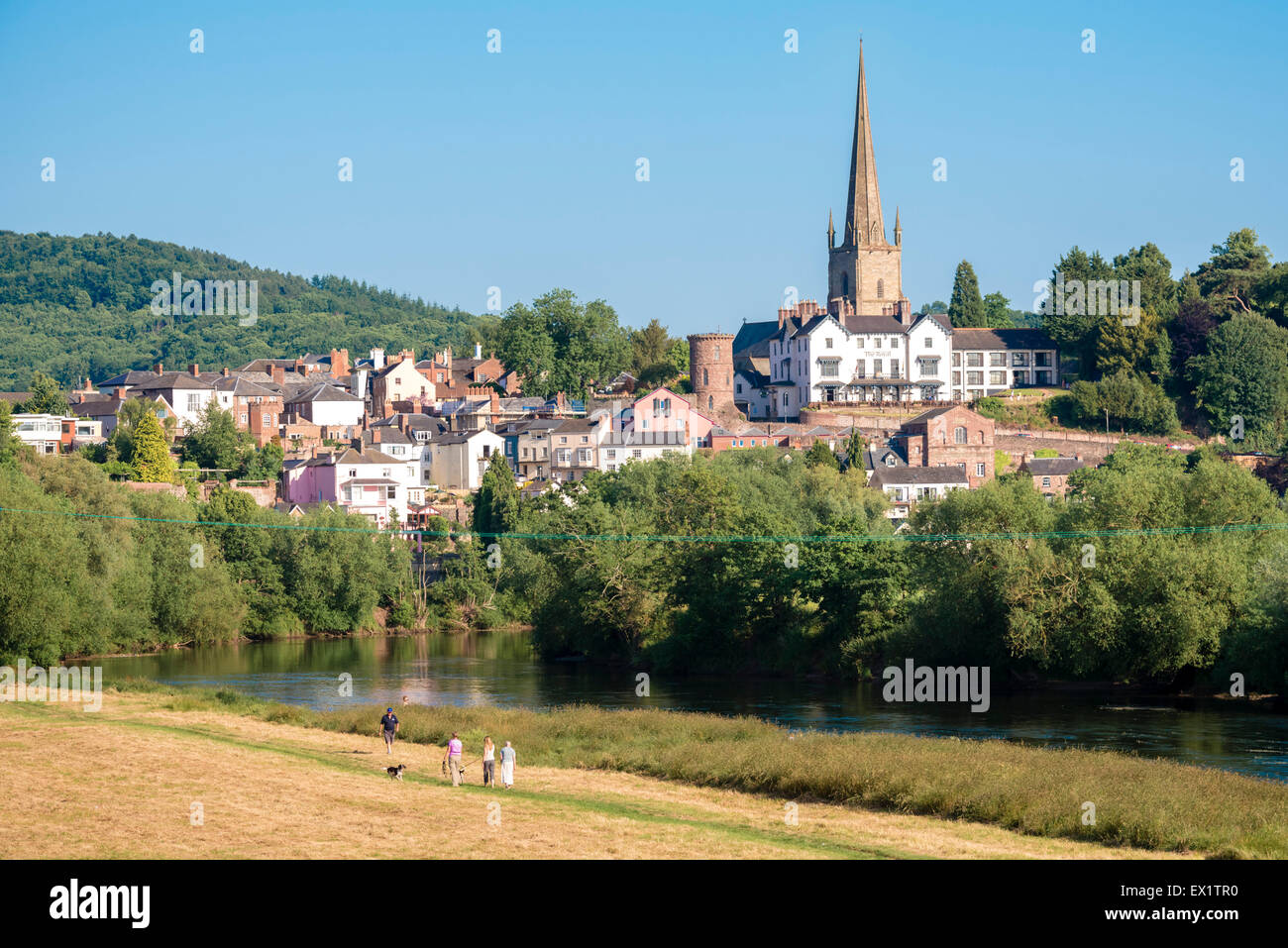 Ross on Wye, Herefordshire, Angleterre. Les gens qui marchent le long de la rivière Wye. Banque D'Images