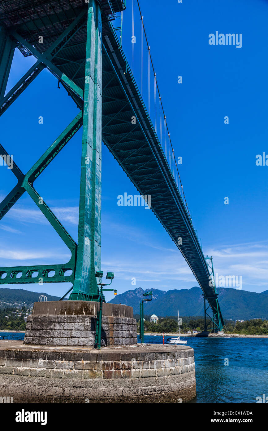 Vue de dessous du pont Lions Gate à Vancouver (Colombie-Britannique) Banque D'Images