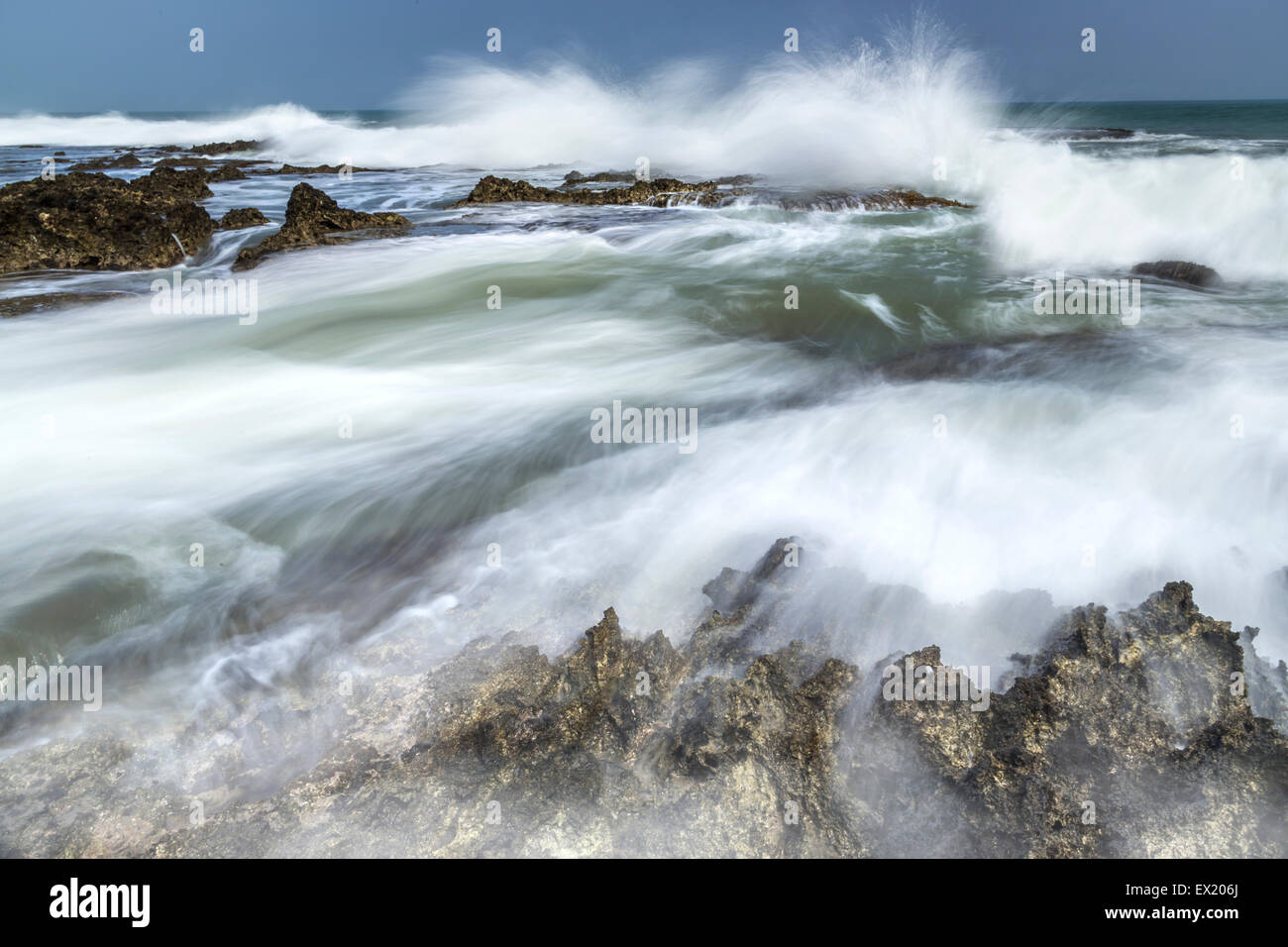 Large plage de vagues en douceur Banque D'Images