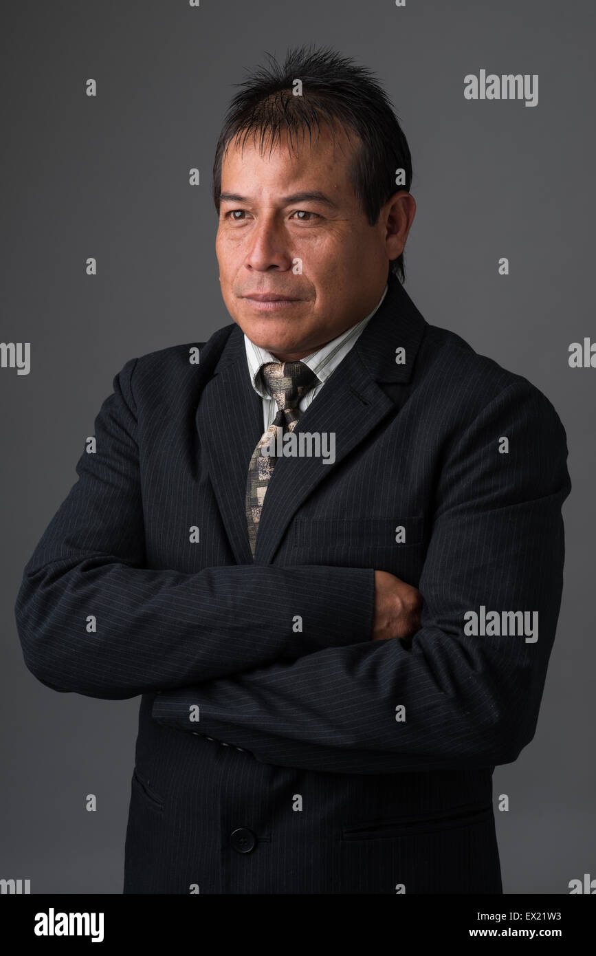 Hispanic business man smiling portant un costume d'affaires posant pour un portrait Banque D'Images