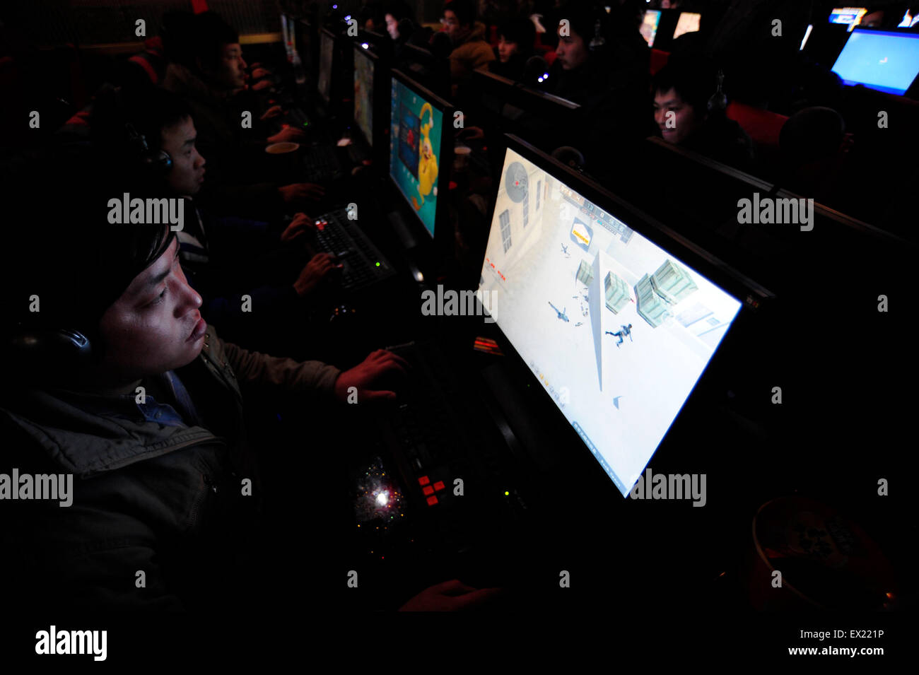 Jouer à des jeux en ligne pour les jeunes dans un café internet à Hefei, Anhui province le 12 janvier 2009. Le rythme de croissance de la Chine est en ligne la gami Banque D'Images