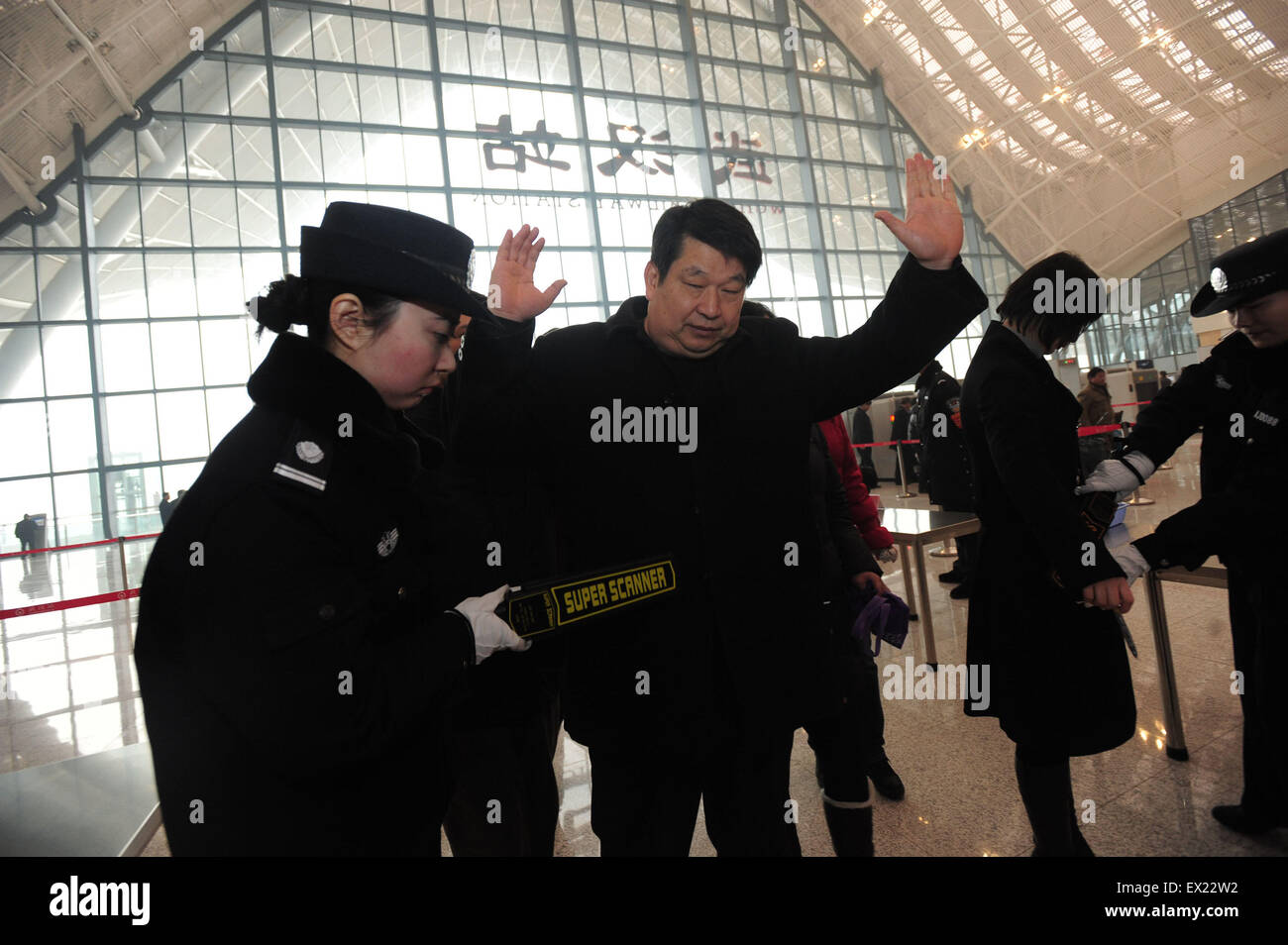 Un reiceves contrôle de sécurité des passagers à la gare de Wuhan, province de Hubei, janvier 30,2010.Chine le samedi commence l'un Banque D'Images