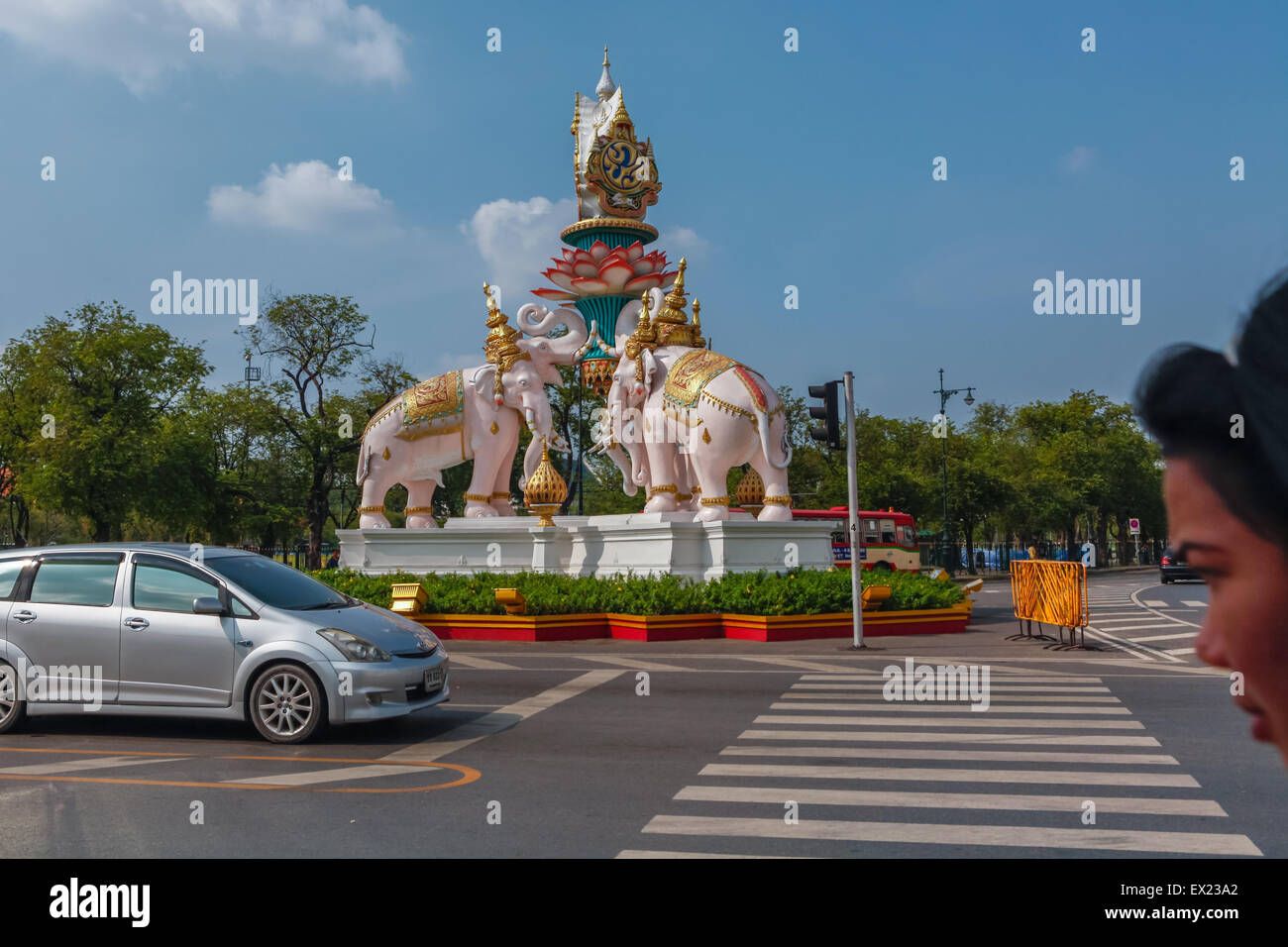 Statues d'éléphants à la jonction Sanam Luang, le centre d'un rond-point à Bangkok, Thaïlande. Près du Grand Palace. Banque D'Images