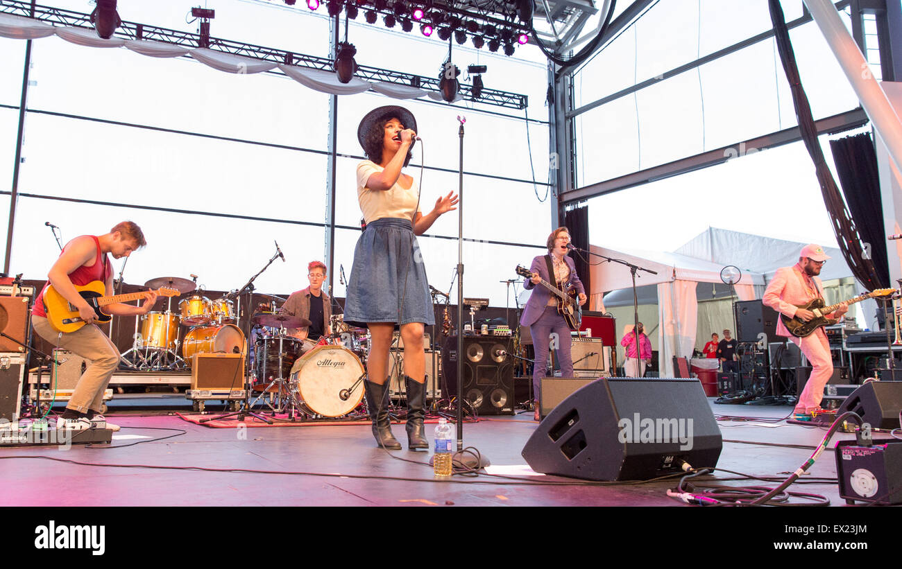 Milwaukee, Wisconsin, États-Unis. 2 juillet, 2015. Wisconsin folk band Phox effectue sur scène au Festival de musique Summerfest à Milwaukee, Wisconsin © Daniel DeSlover/ZUMA/Alamy Fil Live News Banque D'Images