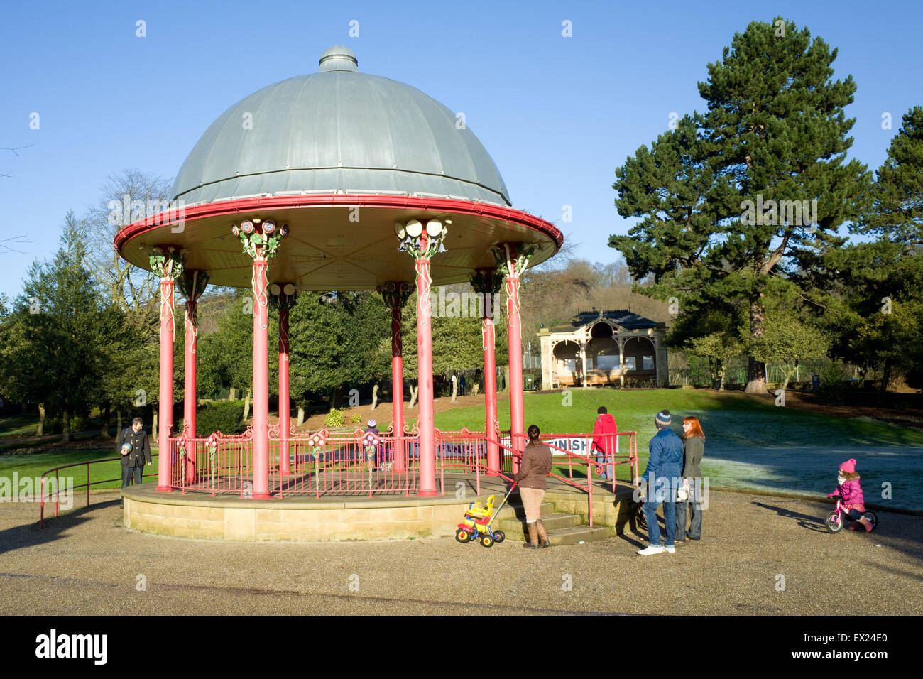 Balades en famille dans le parc de Saltaire UK. West Yorkshire Banque D'Images