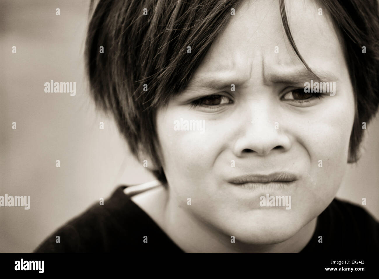 Jeune enfant making faces in close-up Banque D'Images