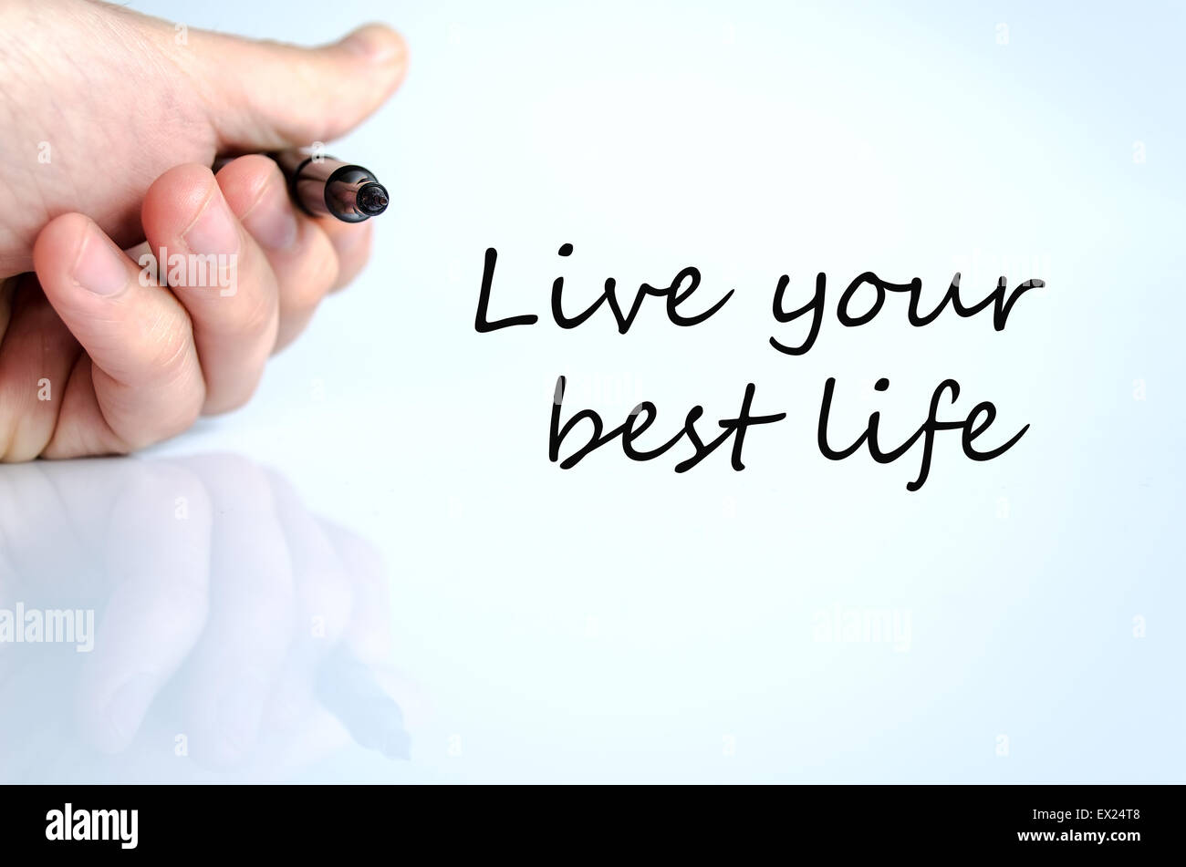 Stylo dans la main plus isolé sur fond blanc et texte concept Banque D'Images