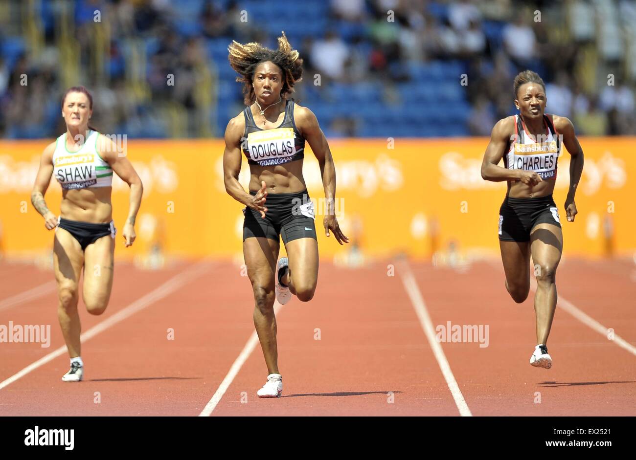 Birmingham, UK. 4 juillet, 2015. Douglas Montell (centre) mène de Amanda Shaw et Sherreen Charles dans le 100m. Championnats d'athlétisme britannique. Alexander Stadium, Perry Barr, Birmingham, Angleterre. UK. 04/07/2015. Credit : Sport en images/Alamy Live News Banque D'Images