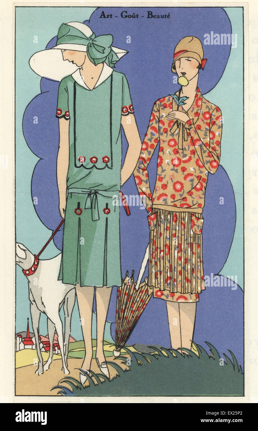 Les femmes dans l'usure de l'après-midi balade un chien. Dans une robe verte avec des boutons de fleurs, et l'autre en robe de crêpe de chine imprimé floral. Lithographie à pochoir (stencil) du magazine de mode luxe Beaute la goutte d'Art, 2200, Paris, avril 1926. Banque D'Images