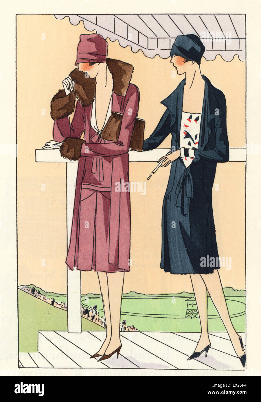 Les femmes à les courses de chevaux : un en robe de laine rose antique avec garniture de fourrure, et l'autre dans une robe vert foncé avec porte-cigarette. Lithographie à pochoir (stencil) du magazine de mode luxe Beaute la goutte d'Art, 2200, Paris, avril 1926. Banque D'Images