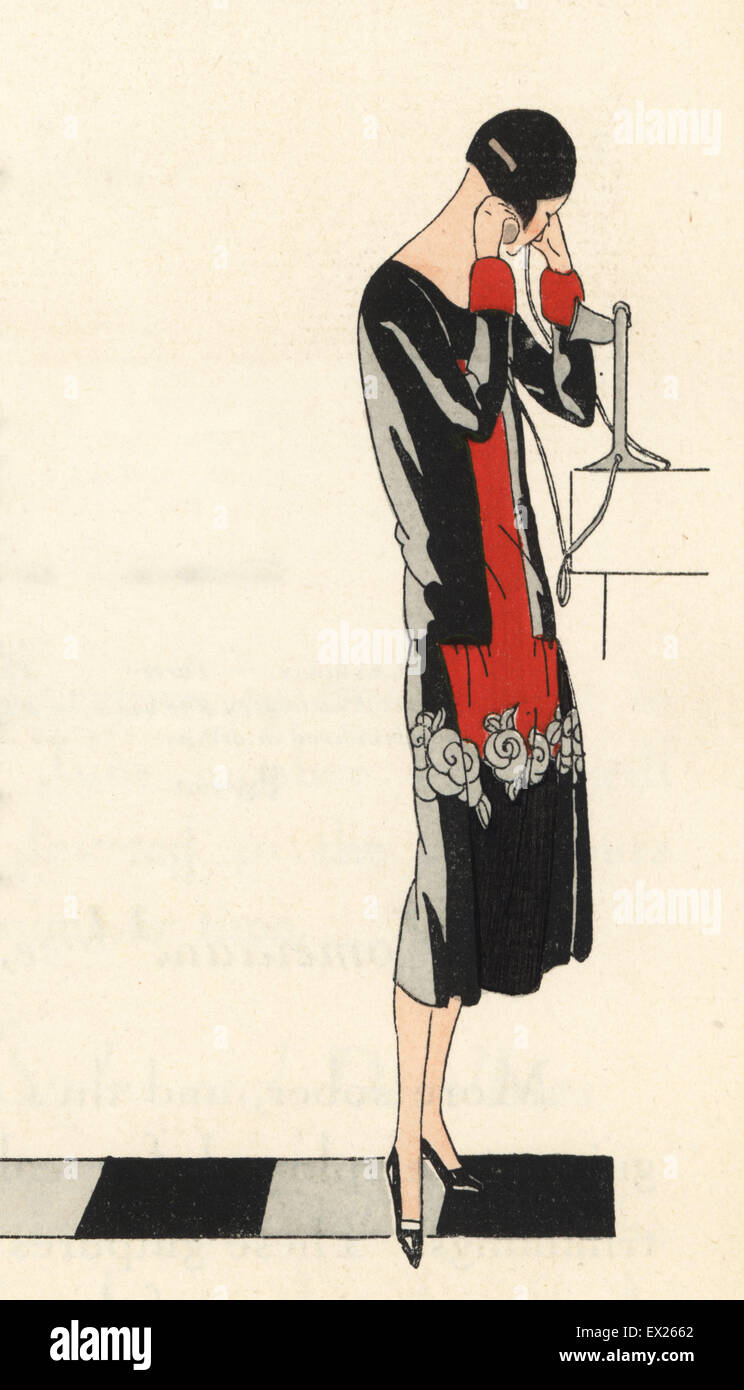 Femme au téléphone portant des solutions sur mesure et de velours robe en crêpe. Lithographie à pochoir (stencil) handcolor du magazine de mode de luxe, la goutte d'Art, Beaute, Paris, 1925. Banque D'Images Femme au téléphone portant des solutions sur mesure et de velours robe en crêpe. Lithographie à pochoir (stencil) handcolor du magazine de mode de luxe, la goutte d'Art, Beaute, Paris, 1925. Banque D'Images