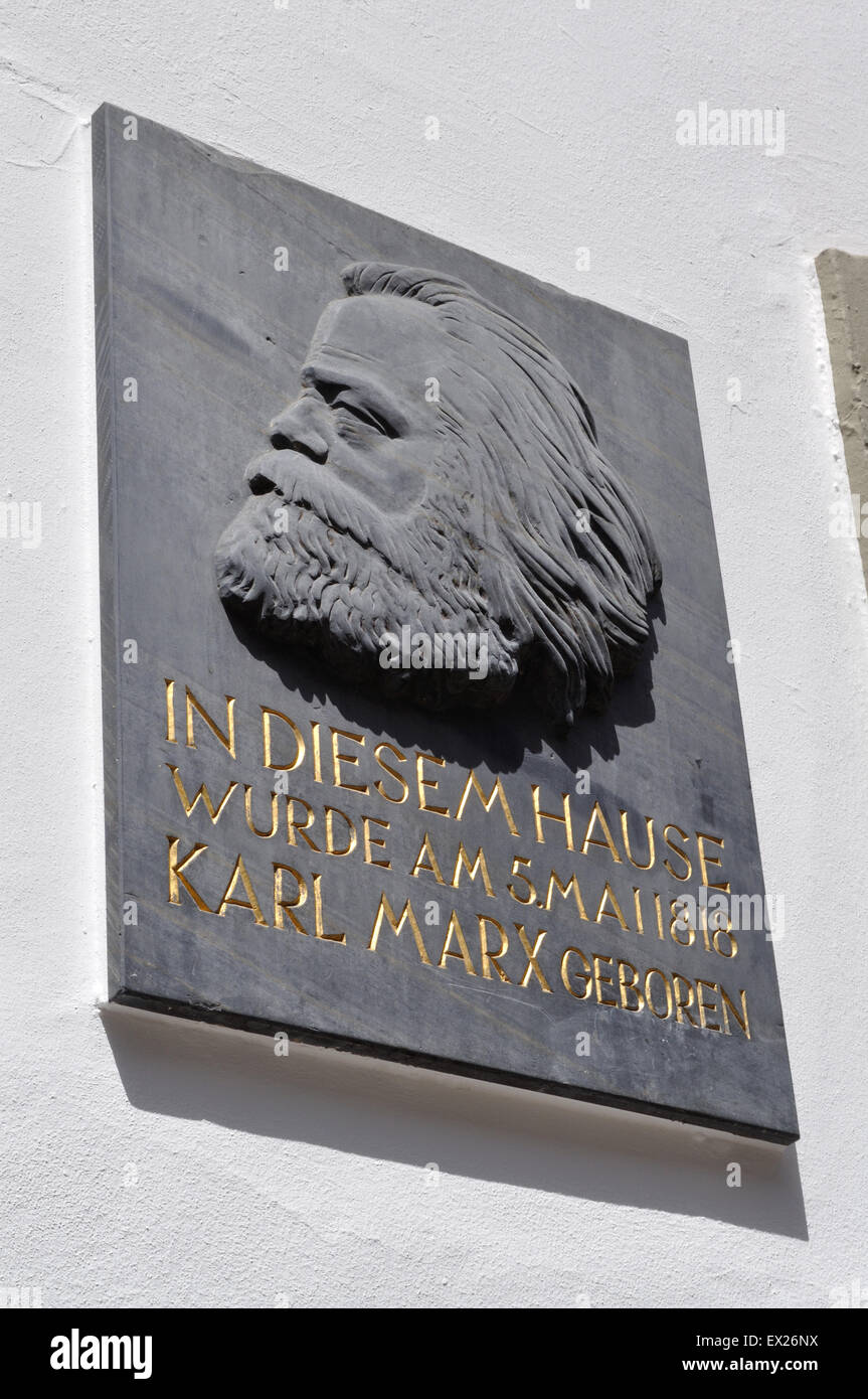 Plaque commémorative à la maison natale de Karl Marx à Trèves, en Allemagne. La maison est maintenant un musée dédié à sa vie et de travail. Banque D'Images