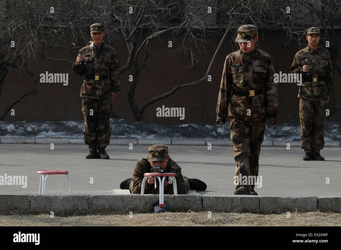 Recrute de l'Armée populaire de libération (PLA) participer à une formation tirer sur une base militaire à Changzhi, province du Shanxi, Febr Banque D'Images