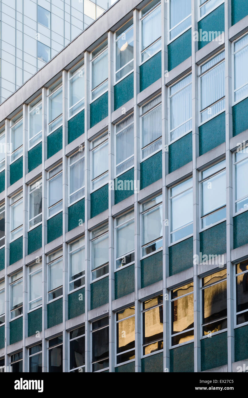 Un anonyme 1960 Immeuble de bureaux modernes dans le centre de Manchester, au Royaume-Uni. Banque D'Images