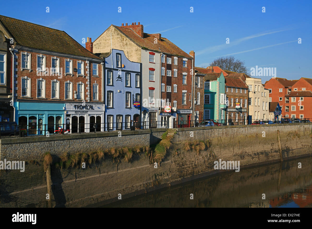 Propriétés historiques le long de la rivière Parrett à Bridgwater, Somerset, England, UK Banque D'Images