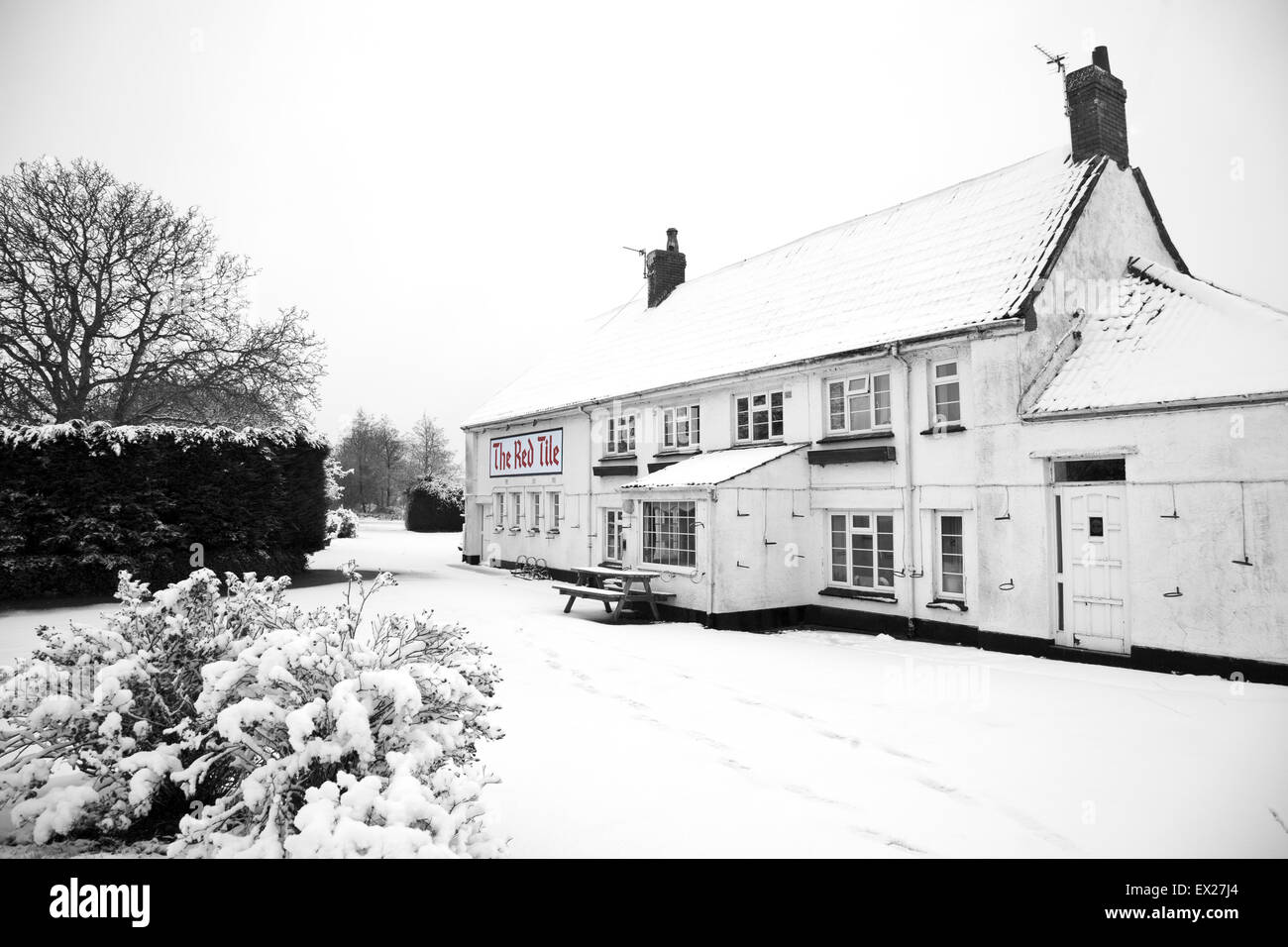 Neige en hiver dans le parking d'un pub Somerset, England, UK Banque D'Images