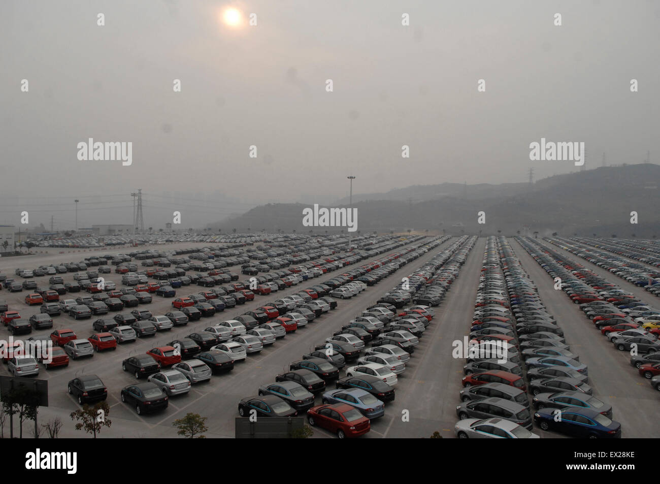 Les nouvelles voitures sont vues sur un parking de Changan Ford Mazda Automobile Co. Ltd, Ford Motor's joint-venture en Chine, à Chongqing M Banque D'Images