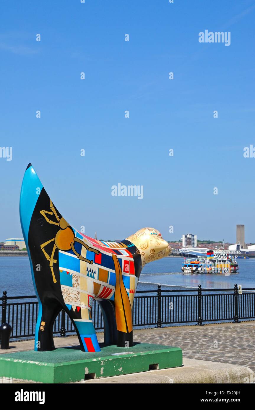 Superlambanana le long du quai de Pier Head avec un ferry à l'arrière, Liverpool, Merseyside, England, UK, Europe de l'Ouest. Banque D'Images